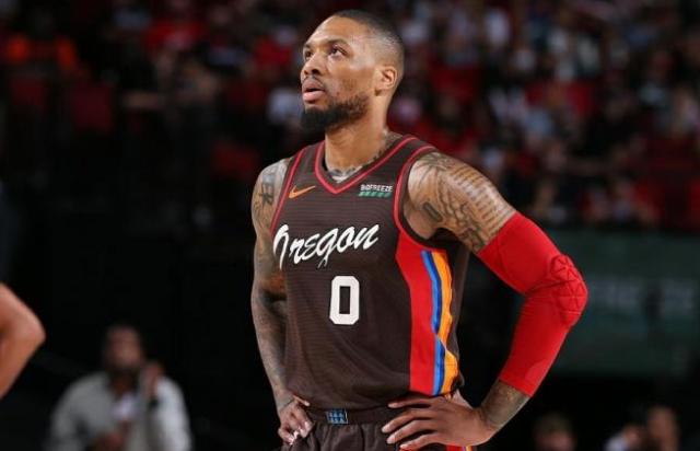 杏彩体育-新帅搅乱进攻体系？利拉德：相信自己能重回正轨